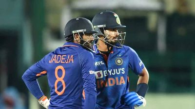 India vs Sri Lanka, 2nd T20I: Shreyas Iyer, Ravindra Jadeja explode as India chase down 184 to win series
