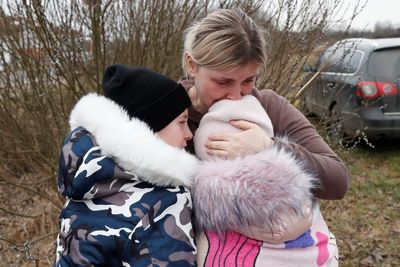 Mother brings stranger’s children to safety at border after fleeing Russian invasion