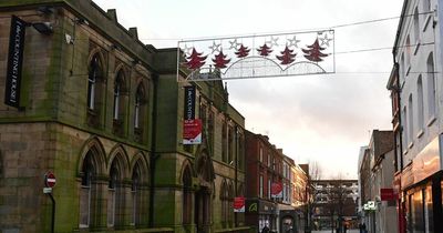 What is the population of St Helens and how big is it?