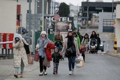 Ministers ‘urgently’ examining visa rules for Ukrainians fleeing war
