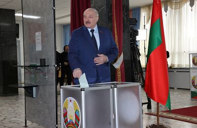 Belarus votes to give up non-nuclear status