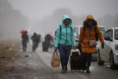 Stuck for days in their cars, Ukrainians wait to flee