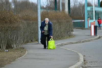 Helpful Hungarians rush to aid of fleeing Ukrainians