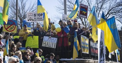 Pritzker, Lightfoot join hundreds protesting Russian invasion of Ukraine