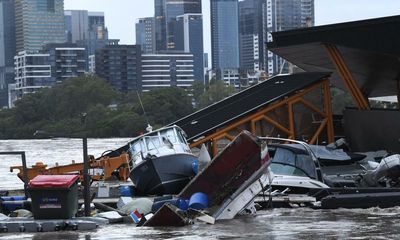 Brisbane flood: warning up to 15,000 properties could be inundated as river reaches peak