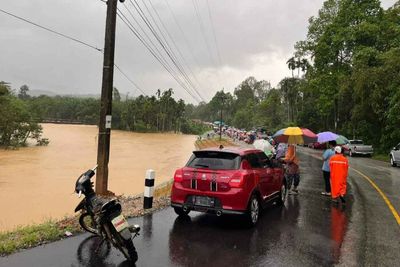 Six drown, one missing in pickup plunge