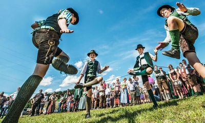 Well, slap my shoe! A lederhosen classic and a polka only five men can do