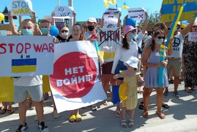 Ukrainian, Russian tourists in anti-war rally in Phuket
