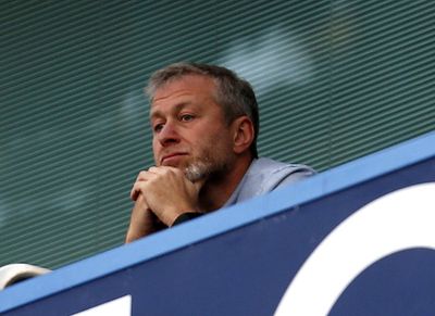 Gary Neville criticises ‘cowardly’ Roman Abramovich over Chelsea stewardship move