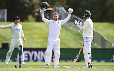 Verreynne century puts South Africa on top in 2nd Test