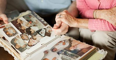 Looking at old pictures and remembering our past can relieve pain, scientists say