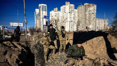 Ukrainians abroad return home to fight against Russia