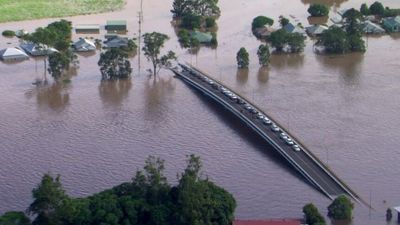 Flood rescues in northern NSW resume as rain expected to move south, Ballina on flood alert