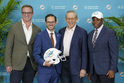 Mike McDaniel had an interesting analogy for the Dolphins’ cap situation