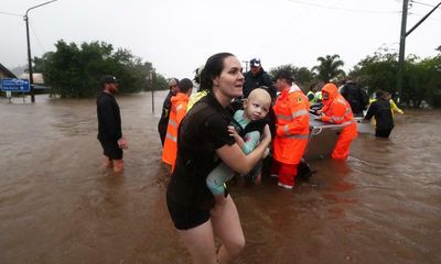 Ballina flood: residents of NSW coastal town face tense night as flood peak expected to coincide with high tide