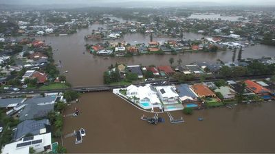 Gold Coast flood damage cost nears Cyclone Debbie figures as hundreds stranded near border