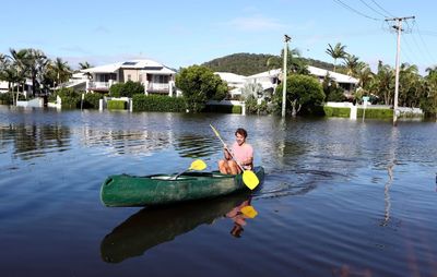 Thousands evacuate worst Australian floods in decades