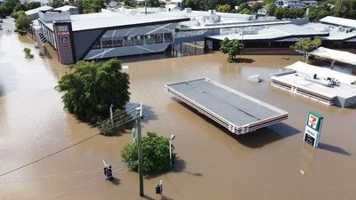 South-east Queensland flood levels to start dropping as Wivenhoe Dam releases continue