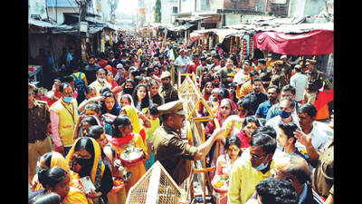 Devotees invoke Lord Shiva, pray for peace