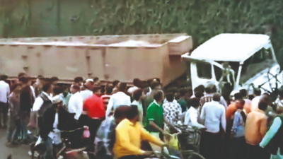 One killed as truck-trailer hits e-rickshaw in Kanpur, tramples passer-by