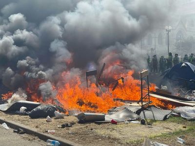 New Zealand protesters burn camp after riot police move in