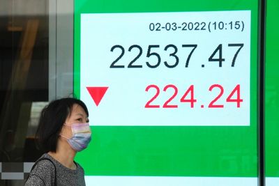 Stocks fall, oil tops $100 a barrel as Ukraine war rages