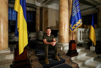 Sandbags and soldiers as Ukraine leader gives interview under siege