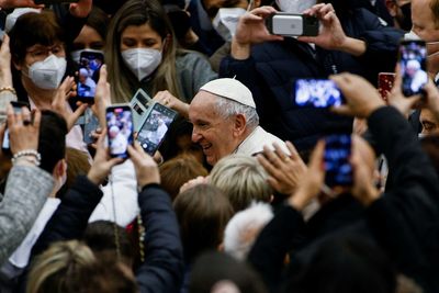 Remember Ukrainians in shelters, pope says; thanks Poland for refugee help