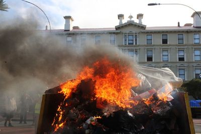 Violent clashes break out between protesters and police at anti-vaccine mandate protests in New Zealand