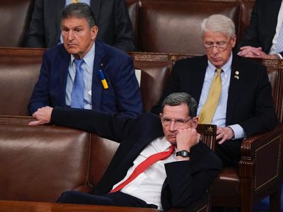 Joe Manchin sits with GOP for State of the Union