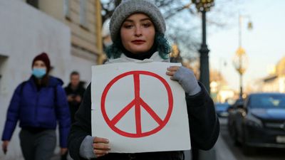 Russian anti-war movement takes shape on the streets – and on screens