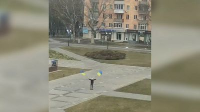 ‘Glory to the heroes’: In Kherson, civilians brandish Ukrainian flag in the face of Russian troops