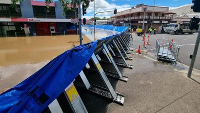 Temporary flood levee successfully saves Maryborough shops from inundation