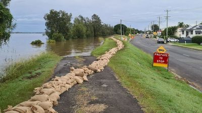 Maclean in Clarence Valley braces as cracks form in levee, flood clean-up continues elsewhere