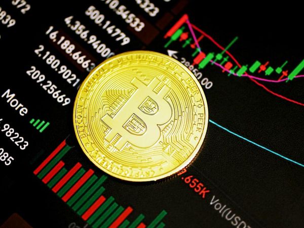 Bitcoin, Ethereum, Dogecoin Trade Flat — Is Hawkish Fed Taking Some Wind Out Of The Crypto Sails?