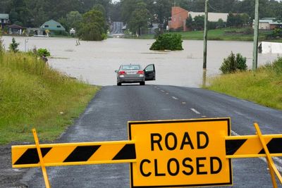500,000 people on flood alert as rain lashes Sydney