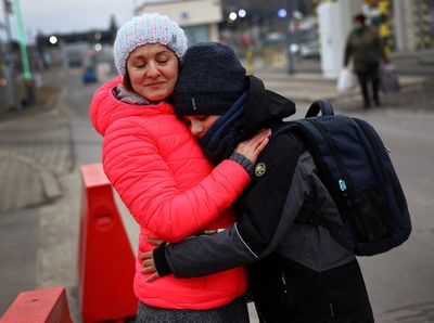 EU backs move to give Ukraine refugees temporary residency