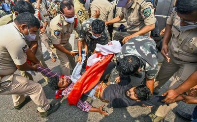 Police foil ‘Chalo Andhra University’, arrest scores of protesters in Vizag