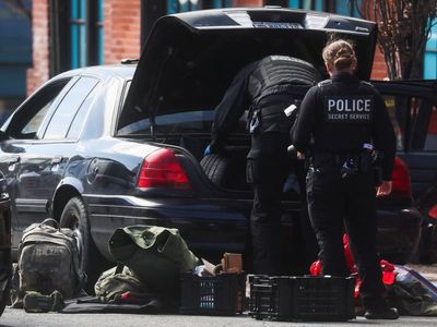 Secret Service agents seize two men in Georgetown, appearing to remove rifle and body armour