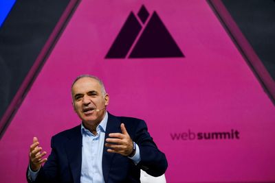 Kasparov calls on world powers to throw Russia 'back into the Stone Age'