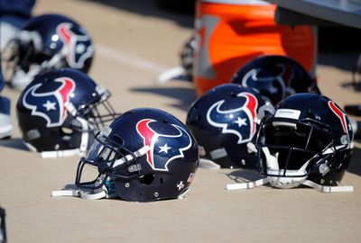 Texans team doctor James Muntz wins top award from NFL Physicians Society