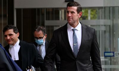 SAS senior command knew in 2013 of allegations Ben Roberts-Smith kicked detainee off cliff, court hears