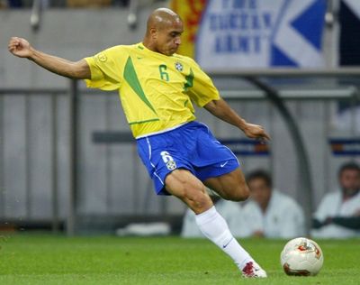 Brazil football great Carlos to play for English pub team
