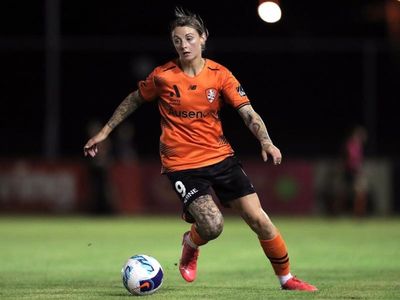 Crummer hat-trick fires Roar past Jets