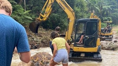 NSW, Queensland floods updates: Volunteers trek supplies to flood-hit residents lacking phone reception, water and electricity - as it happened