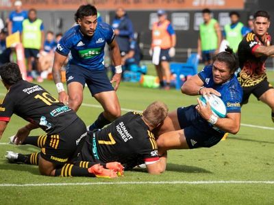 Chiefs' late miss hands Blues Super win