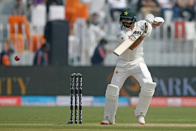 Pakistan crawl to 302-1 at lunch after Warne remembered