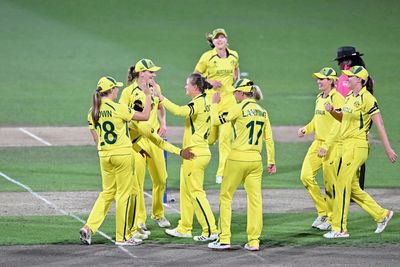 Australia edge England in thrilling World Cup opener as Alana King dedicates first wicket to Shane Warne