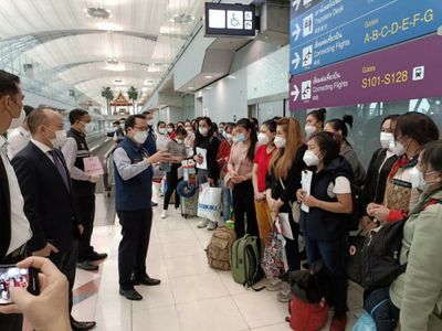 61 more Thais arrive home from Ukraine