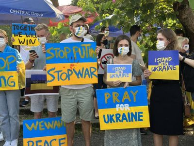 Ukrainians rally in Lumpini, call for peace